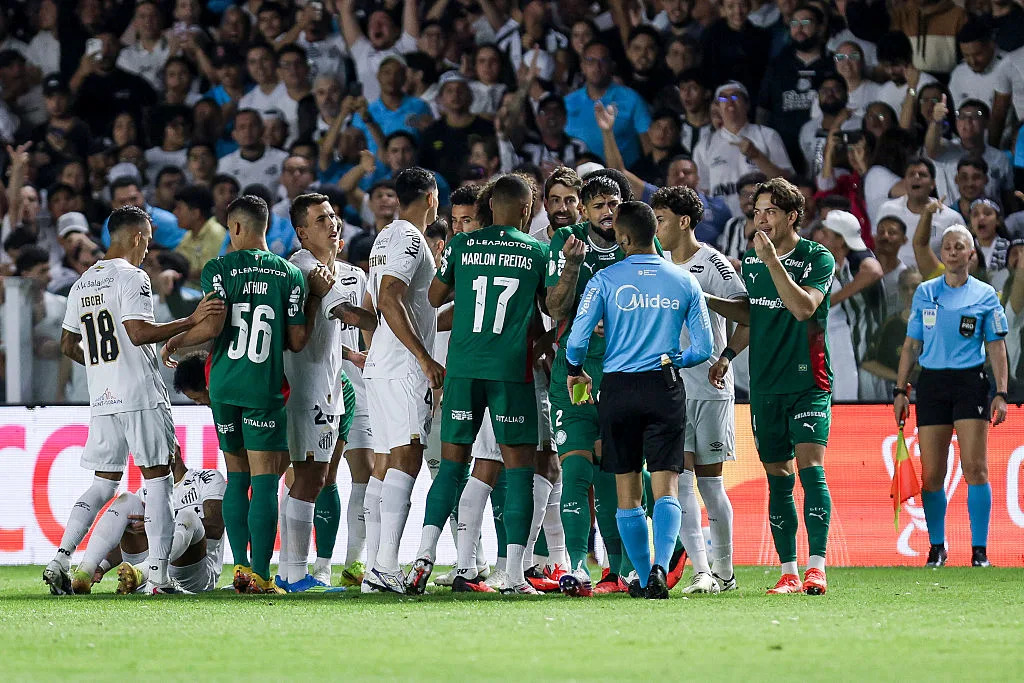 Santos v Palmeiras derby has two yellows in first move, watch 🎥 Santos v Palmeiras derby has two yellows in first move, watch 🎥