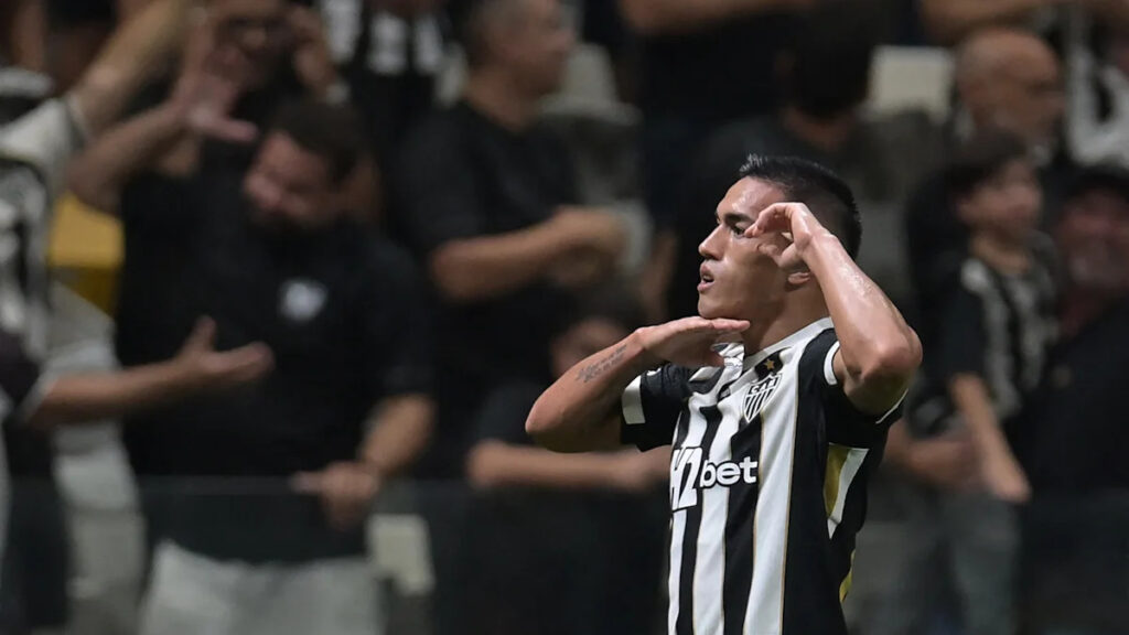 Cuello snaps up Ronaldinho’s historic Atlético-MG shirt