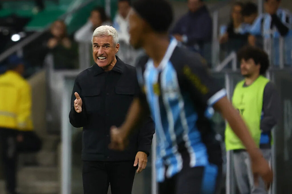 📹 Manager clashes with reporter after Grêmio defeat: blood sells 📹 Manager clashes with reporter after Grêmio defeat: blood sells