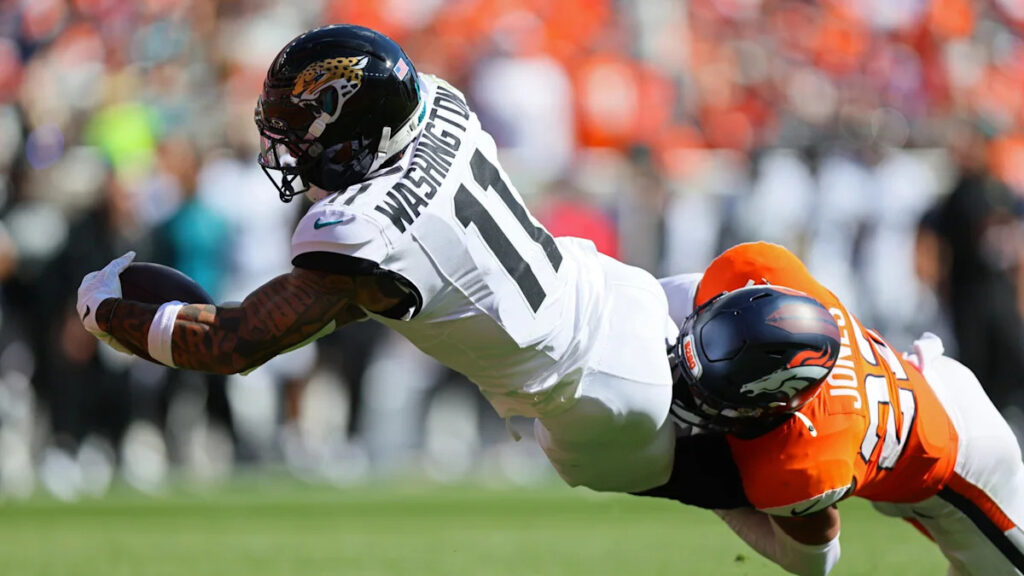 Jaguars take 10-3 lead into halftime in Denver Jaguars take 10-3 lead into halftime in Denver