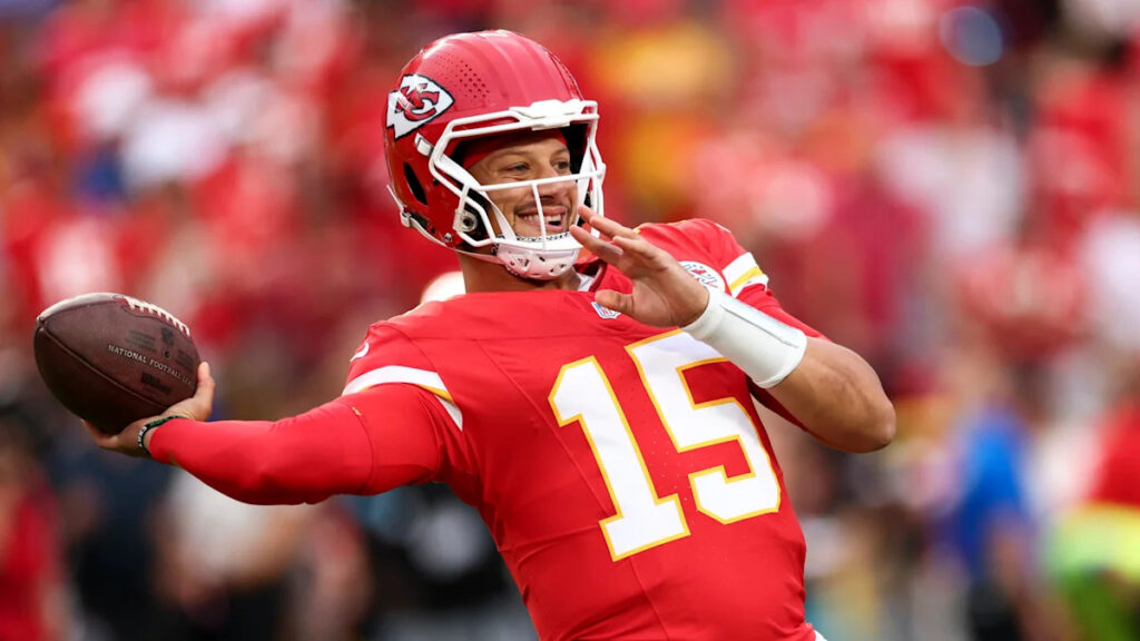 Chiefs score on fourth down after Patrick Mahomes deep ball, lead 24-20 Chiefs score on fourth down after Patrick Mahomes deep ball, lead 24-20