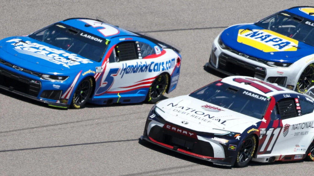 Larson, Hamlin Set For NASCAR Chase Showdown at Kansas