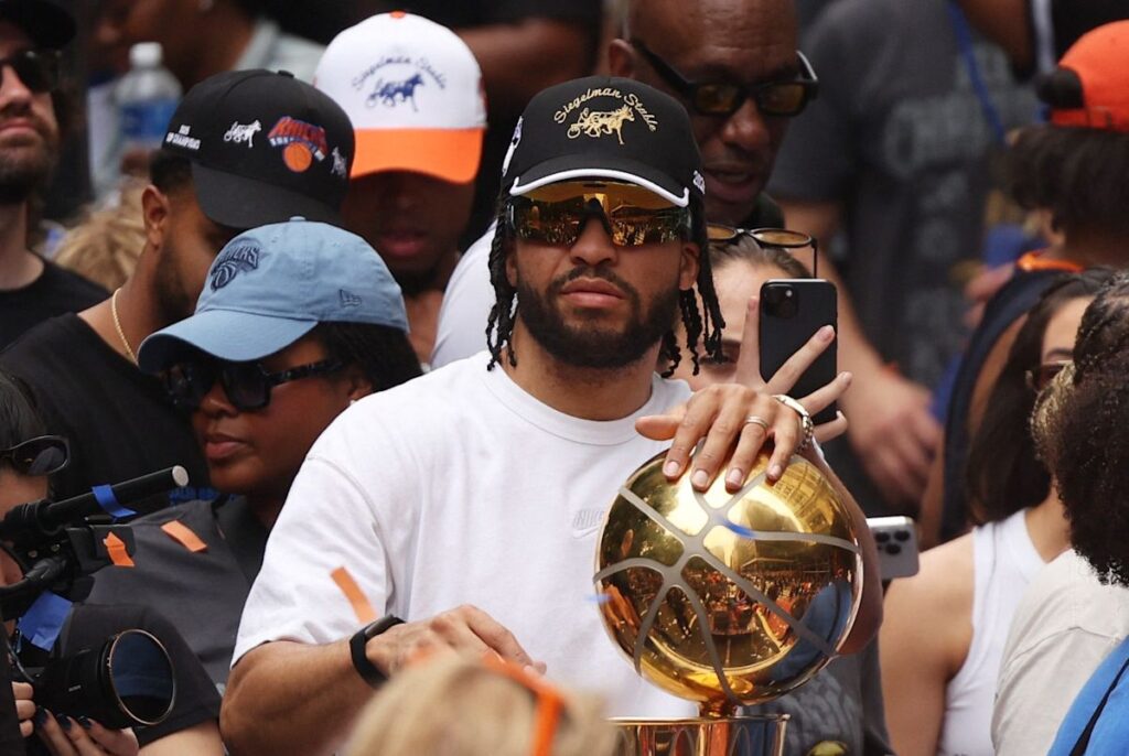 Knicks star Jalen Brunson set to host SNL Season 52 premiere Knicks star Jalen Brunson set to host SNL Season 52 premiere